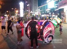 溫州蒼南縣龍港鎮(zhèn)財(cái)富廣場(chǎng)上的人們追捧華秦游樂(lè)設(shè)備